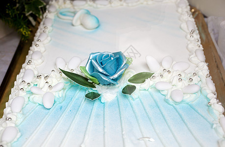 婚礼蛋糕食物婚姻百合纸屑仪式花束玫瑰象牙女士派对图片