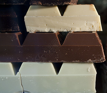 黑色和白黑巧克力味道压力肉桂糖果可可药片牛奶营养图片