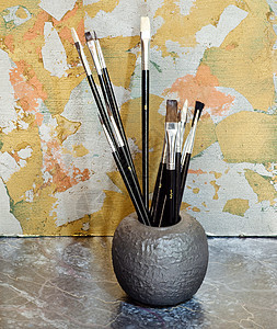 油漆笔刷褶皱绘画工作室水彩艺术凳子艺术家画架兔子艺术品图片