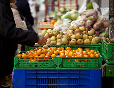 在水果摊里做家庭主妇街头市场篮子蔬菜桌布女士家庭橘子主妇水果市场图片