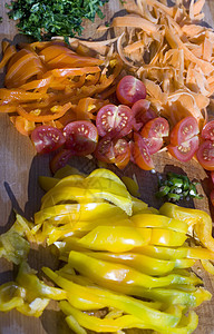 切菜板上的蔬菜饮食美食烹饪膳食营养红色饥饿胡椒橙子晴天图片