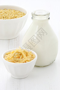 蛋黄面粉和奶酪配料午餐盘子小吃食谱营养牛奶烹饪晚餐玻璃食物图片
