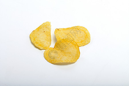 白背景孤立的土豆薯片盐渍美食食物宏观黄色饮食白色波纹小吃饼干图片