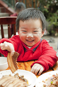 小孩在吃东西活动时间孩子幸福家庭乐趣儿子享受后代快乐图片