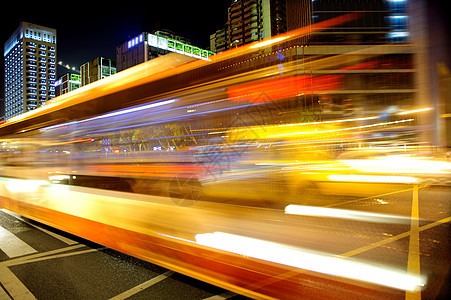 市中心夜景中高速和模糊的公交车灯道设备建筑学交通商业街道车辆灯光速度城市生活图片