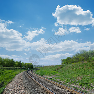 铁路走向绿地的地平线货物过境树木孤独运输旅行国家曲线速度天堂图片