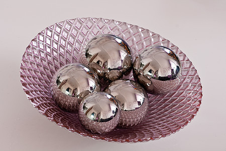 玻璃碗中的金属球珠子玻璃盘镜子盘子家具背景图片