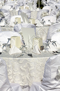 白桌布的空已用餐桌白色餐厅餐具金属亚麻餐饮桌子环境织物银器图片
