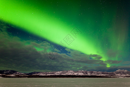 北冬的北极光密集波束乐队戏剧性天空蓝色精神科学极光太阳风亮度北极星图片