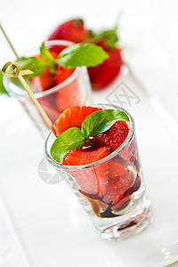 草莓加白沙酱甜点美食水果小吃健康饮食草本植物红色食物绿色图片