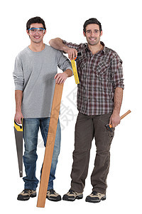 两个木匠站在木板上图片