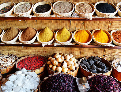 阿拉伯商店的香料 包括酸性粉和咖喱粉市场味道架子黄色藏红花蔬菜购物食物展示篮子图片