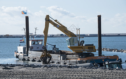 在荷兰Europort工作的挖泥船技术天空血管海洋蓝色船运地球力量港口工程图片