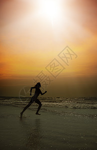 日落时运行行动海滩自由活力海洋运动竞技假期女孩运动员图片
