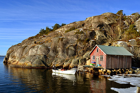 斯登斯维克的春天蓝天外屋钓鱼小屋岩石群岛絮状物图片
