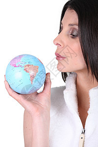 妇女与地球状态黑发夹克土地地球仪大洲生态行星暗示性宣传图片