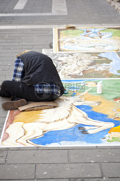 麦当纳罗画家男人街道路面行动艺术家绘画图片