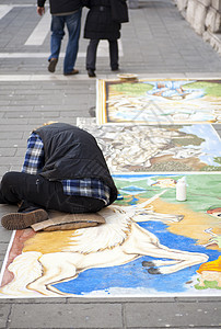 麦当纳罗艺术家街道路面行动画家男人绘画图片