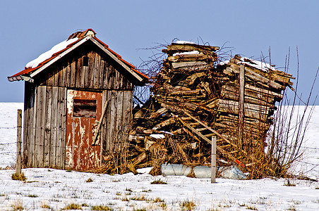 雪中旧小屋废墟国家木头房子风化天空假期住宅蓝色日志图片