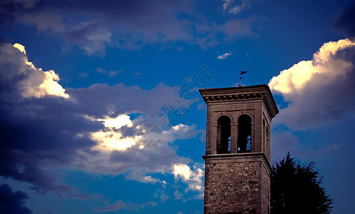 圣马丁教堂的钟塔日落建筑学艺术植被钟声村庄宗教风格历史教会背景图片