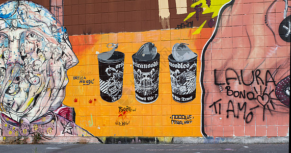 墙上的涂鸦壁画牙齿黄色漫画城市怪物绘画艺术罐头牛奶图片