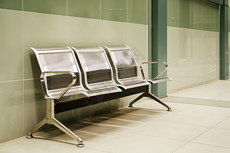 最后一个地铁站的金属板凳图片
