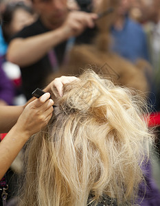 发色风格剪刀刷子金发女郎发型师微笑理发女士女性造型服务图片