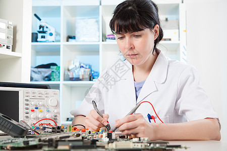 女孩调试电子精密器械微电路力量工具女性焊接打印电路板技术测量工作图片