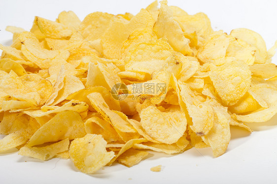 白背景孤立的土豆薯片食物油炸黄色宏观色彩白色美食饼干饮食波纹图片