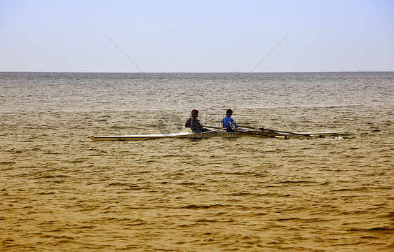 划线荒野激流娱乐运动员溪流独木舟火车划桨皮艇旅行图片