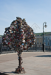 Luzhkov桥的一棵树上挂着结婚锁 莫斯科家庭公司金属技术横幅安全婚礼护符挂锁钥匙图片