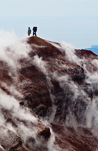 火山顶端的观光客 堪察卡游客荒野硫化物气体旅行丘陵天空闲暇地形男人图片