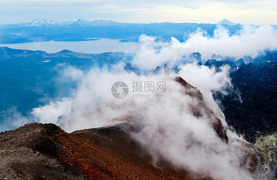 与火山一起在太平洋观望 堪察卡顶峰气体闲暇旅行娱乐荒野天空丘陵旅游硫化物图片