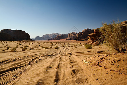 沙漠瓦迪鲁姆Wadi Rum 约旦旱谷风景沙漠天空旅游侵蚀岩石气候爬坡场景图片