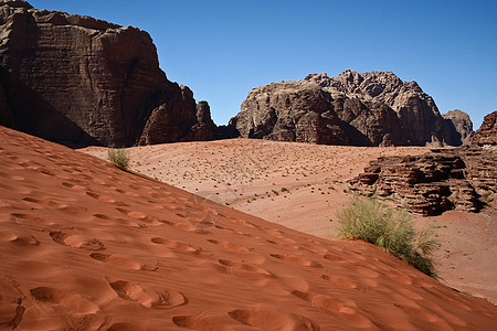 沙漠瓦迪鲁姆Wadi Rum 约旦气候砂岩旅行天空风景土地沙丘孤独假期地球图片