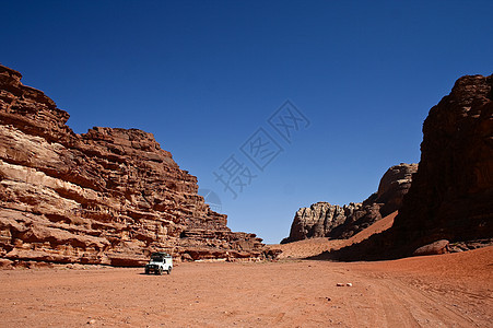 约旦Wadi Rum沙漠的Safari村天空沙漠游客岩石蓝色场景石头环境砂岩旱谷图片