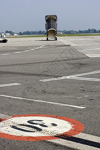 机场的梯子航班舷窗航空跑道飞机场飞机旅游机身商业指示牌图片