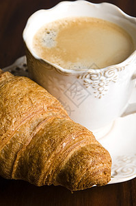 以黑咖啡和羊角面包为早餐杯子报纸食物咖啡黑色饮料液体图片