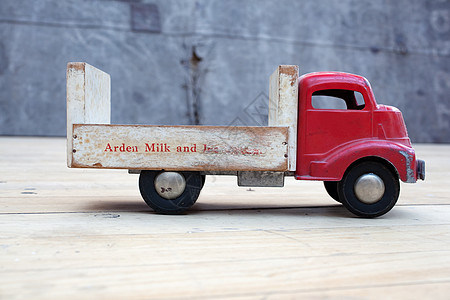 玩具卡车乐趣游戏孩子们红色货车木头倾倒运输图片