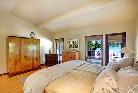 现代豪华卧室 有床 衣着和湖边风景图片
