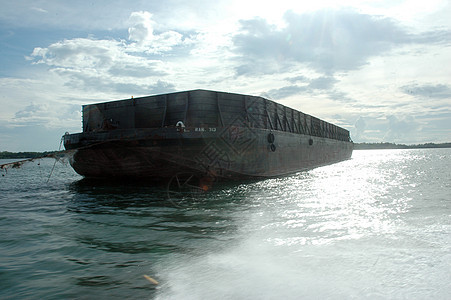 一艘大型金属船浮舟图片