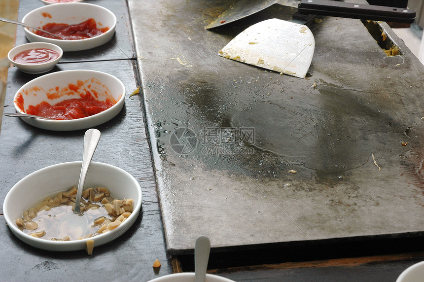 铁板煎锅嘶嘶金属餐厅正方形服务炊具厨具烹饪牛扒托盘图片