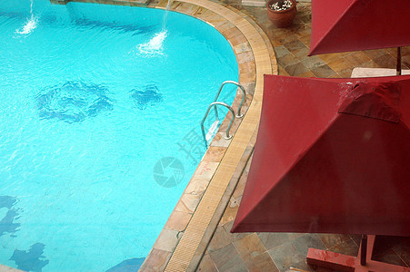 游泳池反射后院蓝色假期异国奢华海浪天堂游泳情调图片