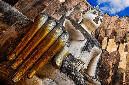 在苏霍泰Wat Si Chum寺坐着金手的佛像图片