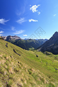 山谷首脑升降椅草原风景岩石蓝色远足缆车天空旅行图片