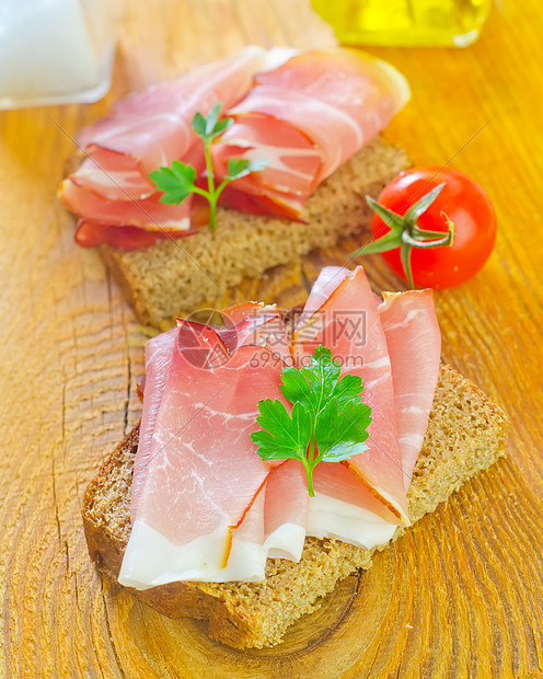 含火腿的三文治咖啡熏肉早餐香菜饮食小吃美食食物杯子香肠图片