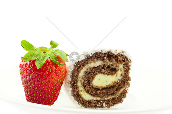 白纸上隔离的草莓和蛋糕卷图片