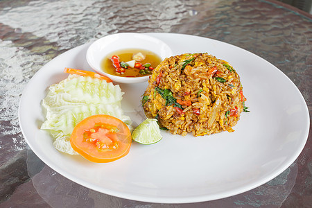 泰国传统食品 有辣椒和虾的炒饭食物盘子饮食美食蒸汽萝卜餐厅国家晚餐烹饪图片