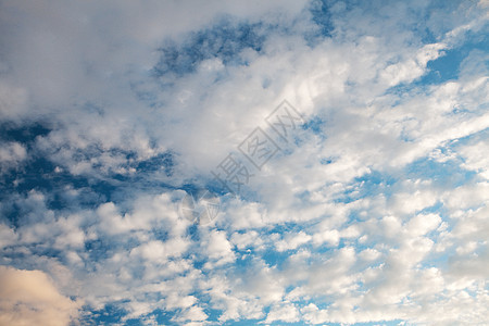 蓝天上飘浮的云彩天际团体蓝色气象天空风景美丽自由太阳阳光图片