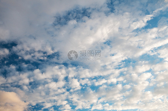蓝天上飘浮的云彩天际团体蓝色气象天空风景美丽自由太阳阳光图片